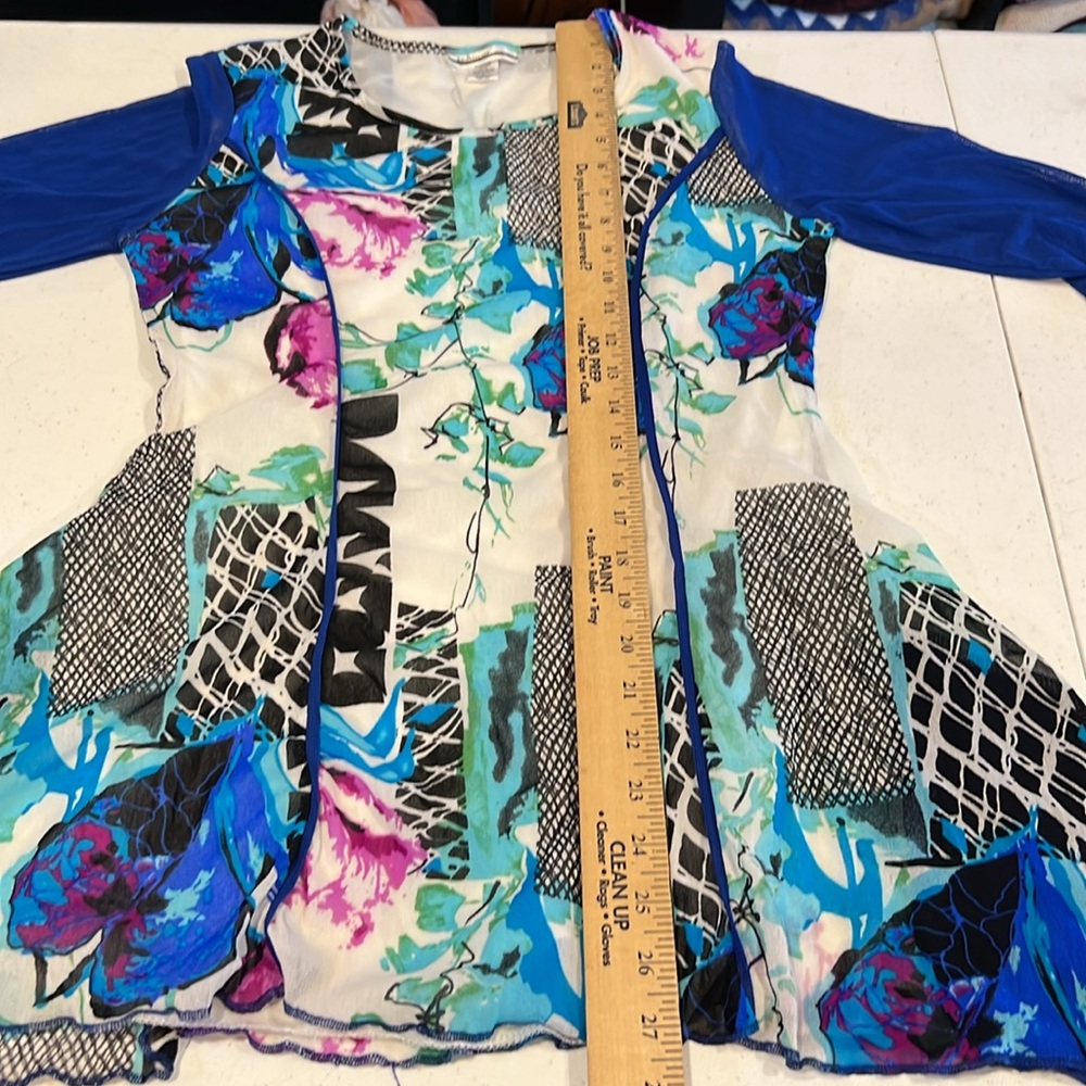 #284. 🪷Floral Abstract Women's Top. Small - Picture 3 of 9